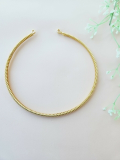 Choker Rígida Espiral Dourada em Alumínio -