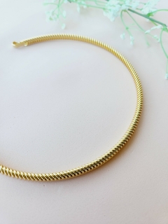 Choker Rígida Espiral Dourada em Alumínio -