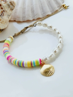 Pulseira com Borrachas Coloridas com Pingente Dourado de Cocha e Pérolas de ABS -