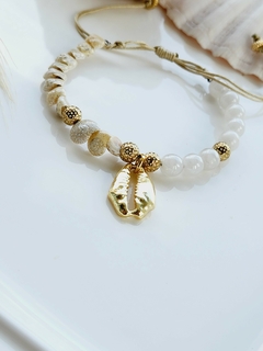 Pulseira Búzio Dourado com mini Conchinhas Naturais com Pérolas de Vidro. - comprar online