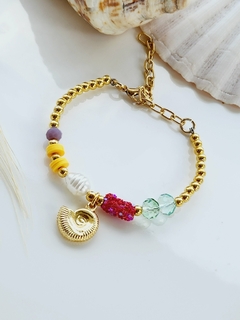 Pulseira Colorida com Cristais de Vidro e Pingente de Concha Dourada - - comprar online