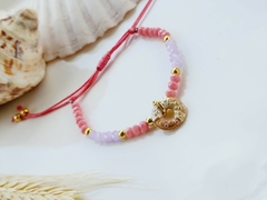 Pulseira de Cristais de Vidro Rosa e Lilás com Pingente Doce Rosquinha - - Helô Nazaré Acessórios