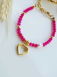 Pulseira de Cristais de Vidro Rosa com Pingente Dourado de Coração - - comprar online