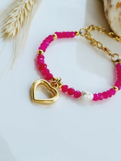 Pulseira de Cristais de Vidro Rosa com Pingente Dourado de Coração