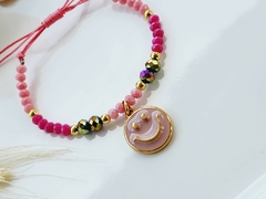 Pulseira de Cristais de Vidro com Tons de Rosa e Pingente Dourado Smile - - Helô Nazaré Acessórios