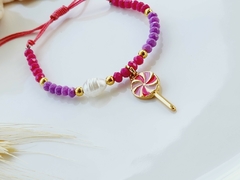 Pulseira de Cristais de Vidro Rosa e Lilás com Pingente Dourado de Pirulito - - comprar online