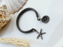 Bracelete Espiral Grafite com Pingentes Estrela do Mar e Concha -