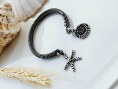 Bracelete Espiral Grafite com Pingentes Estrela do Mar e Concha - - comprar online