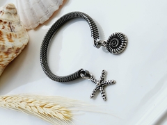 Bracelete Espiral Grafite com Pingentes Estrela do Mar e Concha - comprar online