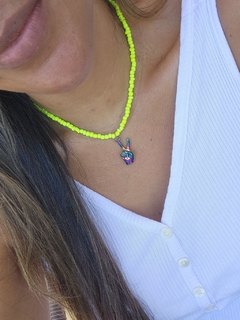 Choker Amarela com Pingente Mão Símbolo Paz e Amor Hippie - na internet