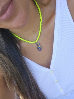 Choker Amarela com Pingente Mão Símbolo Paz e Amor Hippie na internet