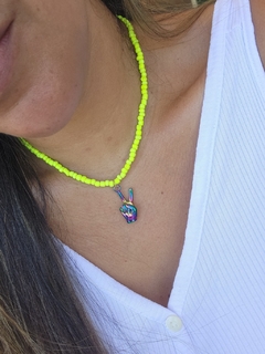 Choker Amarela com Pingente Mão Símbolo Paz e Amor Hippie - - comprar online