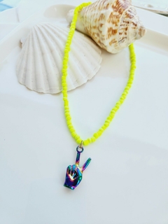 Choker Amarela com Pingente Mão Símbolo Paz e Amor Hippie - - Helô Nazaré Acessórios