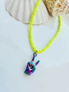 Choker Amarela com Pingente Mão Símbolo Paz e Amor Hippie