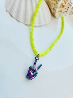 Choker Amarela com Pingente Mão Símbolo Paz e Amor Hippie -