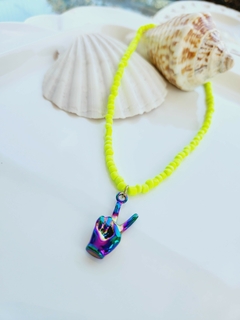 Choker Amarela com Pingente Mão Símbolo Paz e Amor Hippie