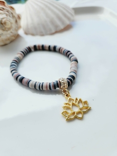 Pulseira Borrachinhas com Pingente Dourado Flor de Lotus -