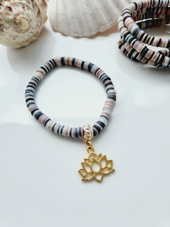 Pulseira Borrachinhas com Pingente Dourado Flor de Lotus - - comprar online