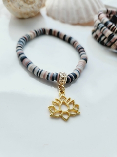 Pulseira Borrachinhas com Pingente Dourado Flor de Lotus - na internet