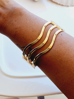 Bracelete Dourado ou Prateado em Formato de Ondas - na internet