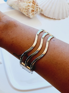 Imagem do Bracelete Dourado ou Prateado em Formato de Ondas -