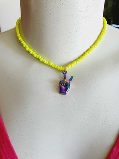 Imagem do Choker Amarela com Pingente Mão Símbolo Paz e Amor Hippie -