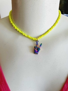 Imagem do Choker Amarela com Pingente Mão Símbolo Paz e Amor Hippie