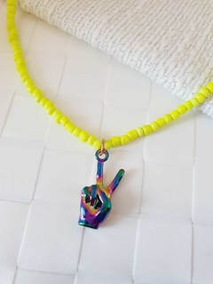 Choker Amarela com Pingente Mão Símbolo Paz e Amor Hippie - na internet