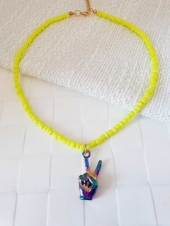 Choker Amarela com Pingente Mão Símbolo Paz e Amor Hippie - - loja online