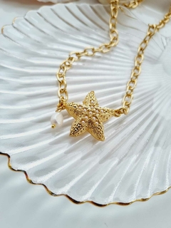 Colar Dourado com Pingente Estrela do Mar Pérola de Água Doce