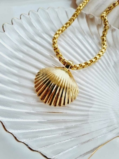 Colar Dourado com Pingente de Concha Dourada -