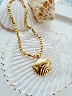 Colar Dourado com Pingente de Concha Dourada - - Helô Nazaré Acessórios