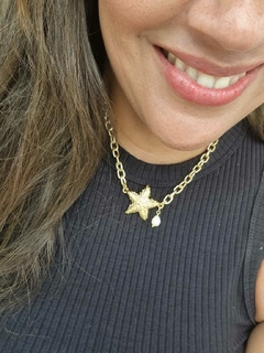 Colar Dourado com Pingente Estrela do Mar Pérola de Água Doce