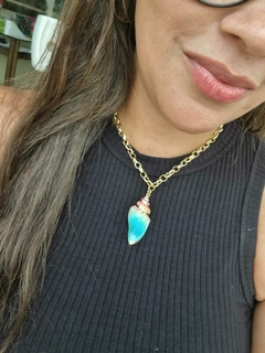 Colar Dourado com Pingente de Cocha do Mar Colorida - loja online