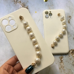 FUNDA MUÑEQUERA CON PERLAS