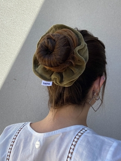 Scrunchie Leona en internet