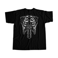 Esqueleto polera negra de huesos con esqueleto y columna
