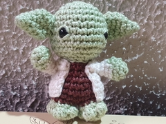 Personagem inspirado no Yoda  feito com a técnica de Amigurumi em crochê, by Casinha de Crochê Ateliê.