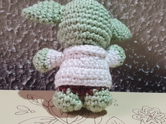 Personagem inspirado no Yoda  feito com a técnica de Amigurumi em crochê, by Casinha de Crochê Ateliê. - comprar online