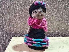 Personagem inspirado em Frida Carlo feito com a técnica de Amigurumi em crochê. By Casinha de Crochê Ateliê.