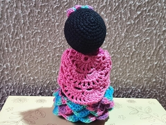 Personagem inspirado em Frida Carlo feito com a técnica de Amigurumi em crochê. By Casinha de Crochê Ateliê. - comprar online