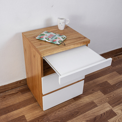 Imagen de MESA DE LUZ NÓRDICA CALIFORNIA con bandejero ESPACIO ABIERTO, cuerpo y tapa madera y cajones blancos - LM