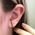 130 BRINCO OURO 18K EAR HOOK COM ESPINELIOS - comprar online