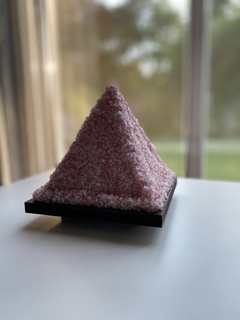 Lampara piramide de cuarzo rosa