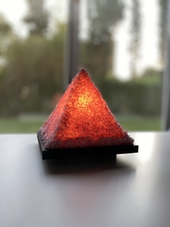 Lampara piramide de cuarzo rosa - comprar online