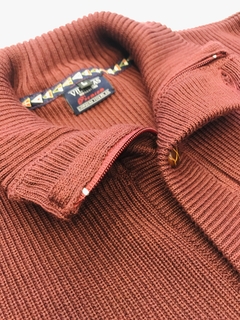 Campera Tejida Punto Inglés Con Botones Símil Cuero Color Bordeaux - comprar online