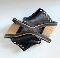 Zuecos de cuero con tachas y taco de madera (37) - comprar online