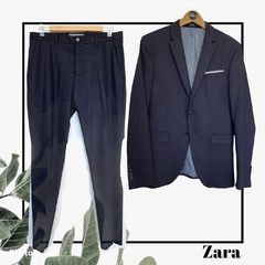 Traje azul marino de viscosa y elastano (saco T46/ pantalón T40)