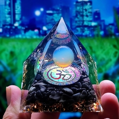 Orgonite Pirâmide - Obsidiana e Pedra Da Lua Reiki - comprar online