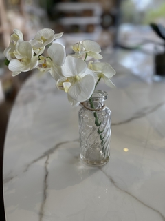 orquidea em botellita de vidrio